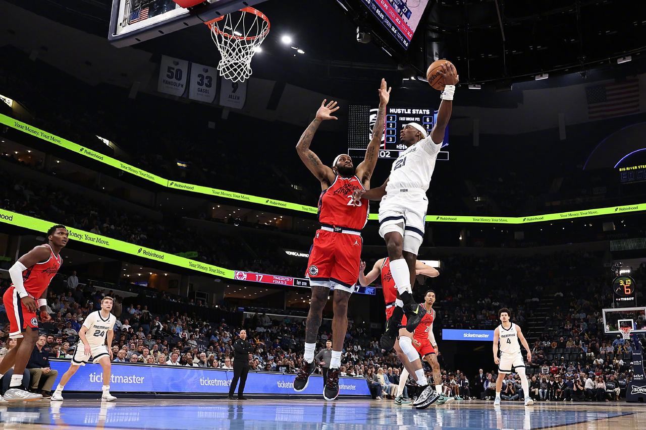 感觉快船的这个杰克逊表现还可以，虽然护框不好, 但篮板保护还是挺好的，今天替补打