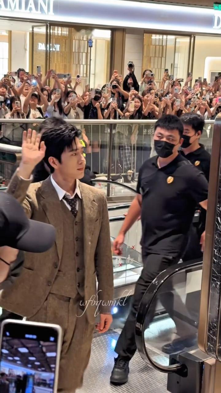 今天是三件套老钱风Luke！井柏然老钱风三件套井柏然杭州活动生图 ​​​