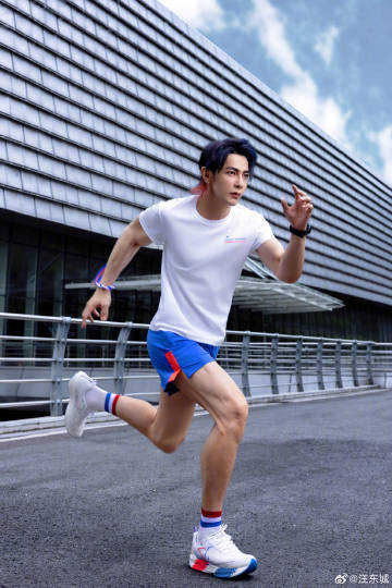 #汪东城 内娱男菩萨# 但凡我有汪东城自律的一半，我都不至于。。。[单身狗] ​