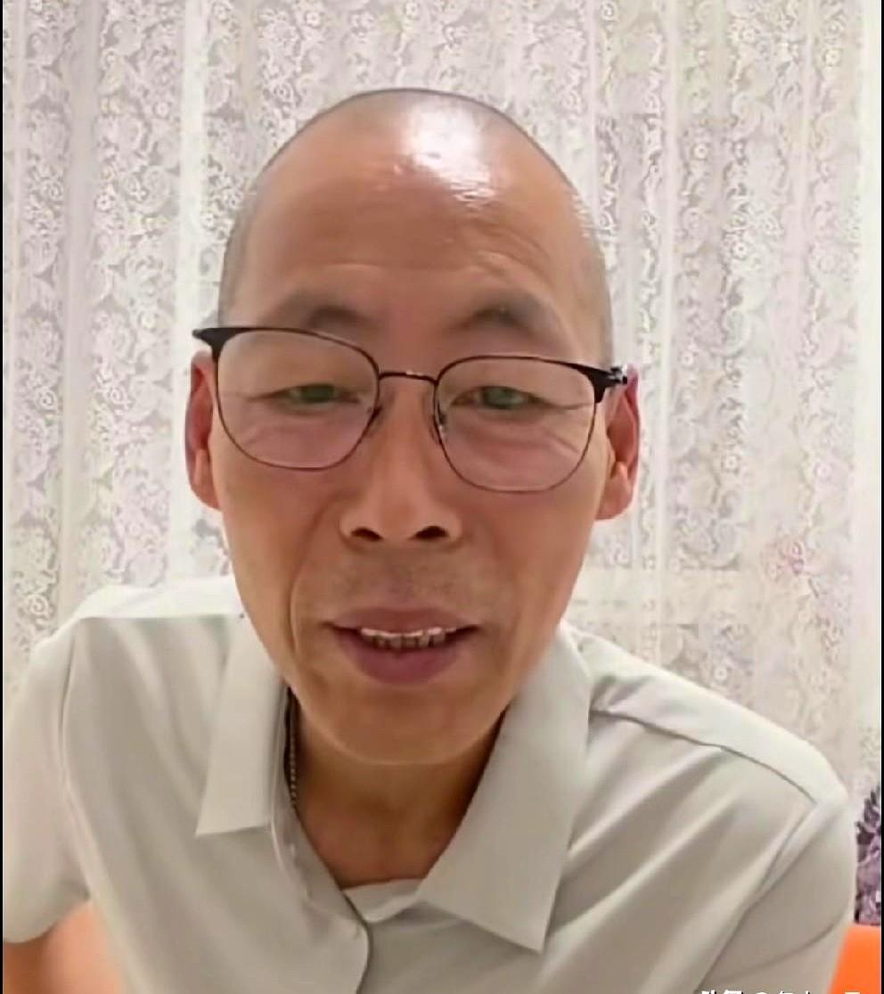 张云鹏爸爸在直播间骂骂咧咧，他说有黑粉黑他。
继母留着那些说难听话的人凑人数，她