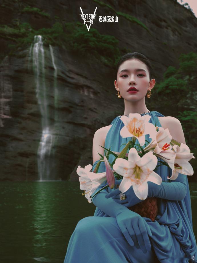 林允撑伞神图有了 红衣撑伞的画面在山水之间仿佛凸显出来了独一无二的美。林允撑伞神