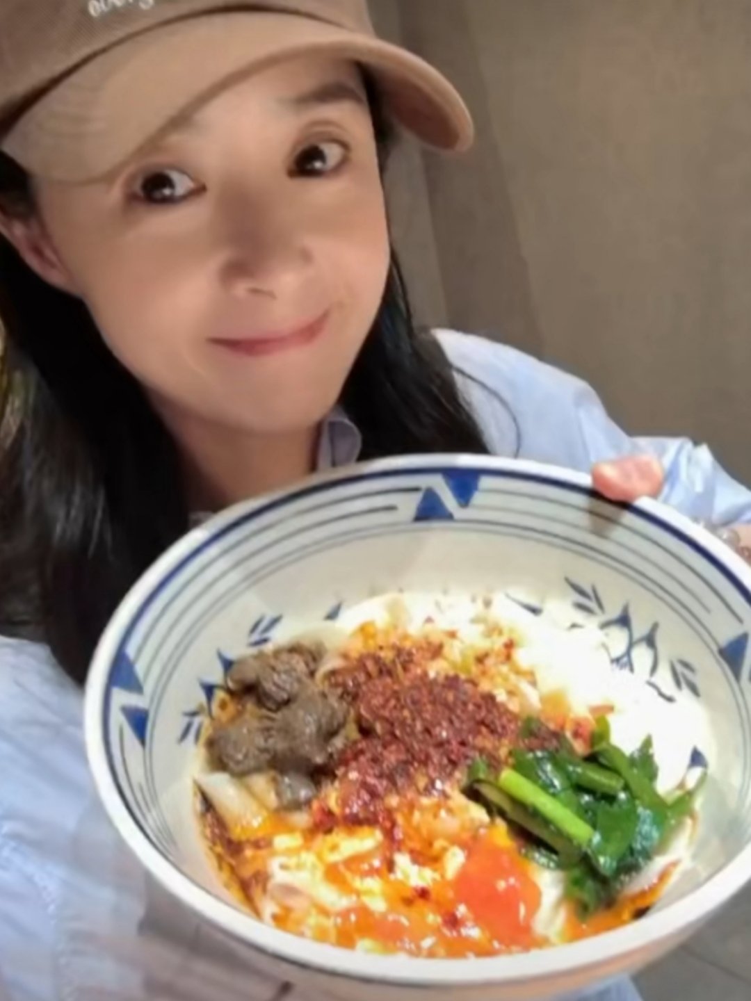 蒋欣经纪人看完天塌了 国庆假期头一天，娘娘蒋欣发布西安游vlog。视频中，蒋欣放