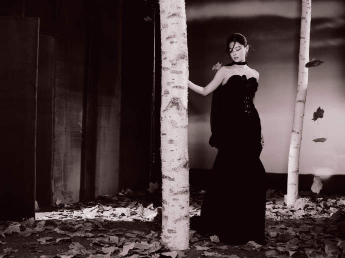 辛芷蕾旷野暗黑女神辛芷蕾黑色抹胸裙 辛芷蕾微博之夜出图 ，姐今天走旷野暗黑女神风