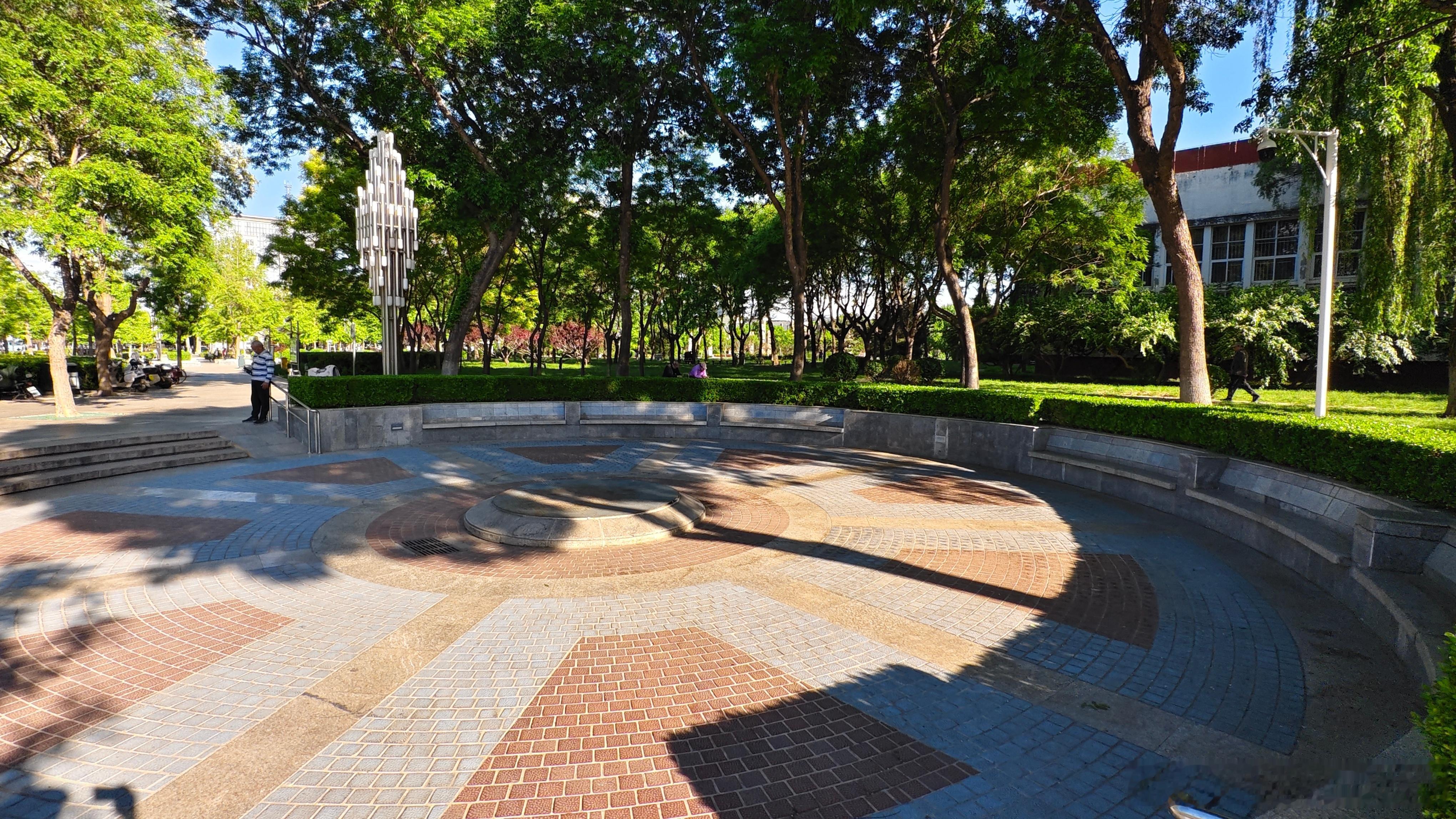 从地铁站出来，看见了烤红薯，来一根。前两天看的所有抗战剧，他们都在吃红薯，香。 