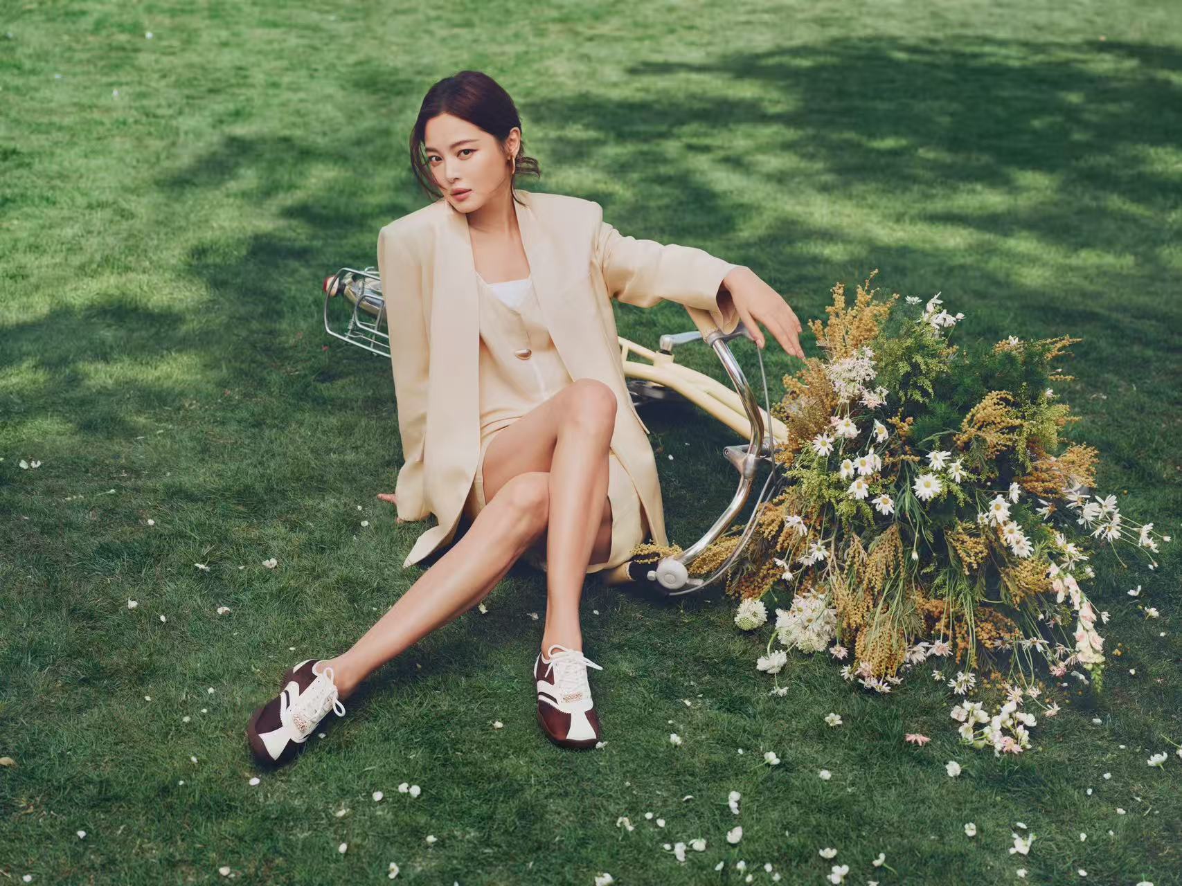 辛芷蕾像春日明媚的花正式官宣辛芷蕾成为品牌代言人，是春日与浪漫的双向奔赴～她是荧