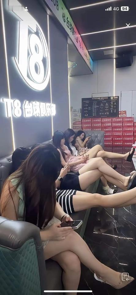 这些美女应该不是台球室的工作人员吧，工作服都没穿，穿便装的，好优闲的日子哦!