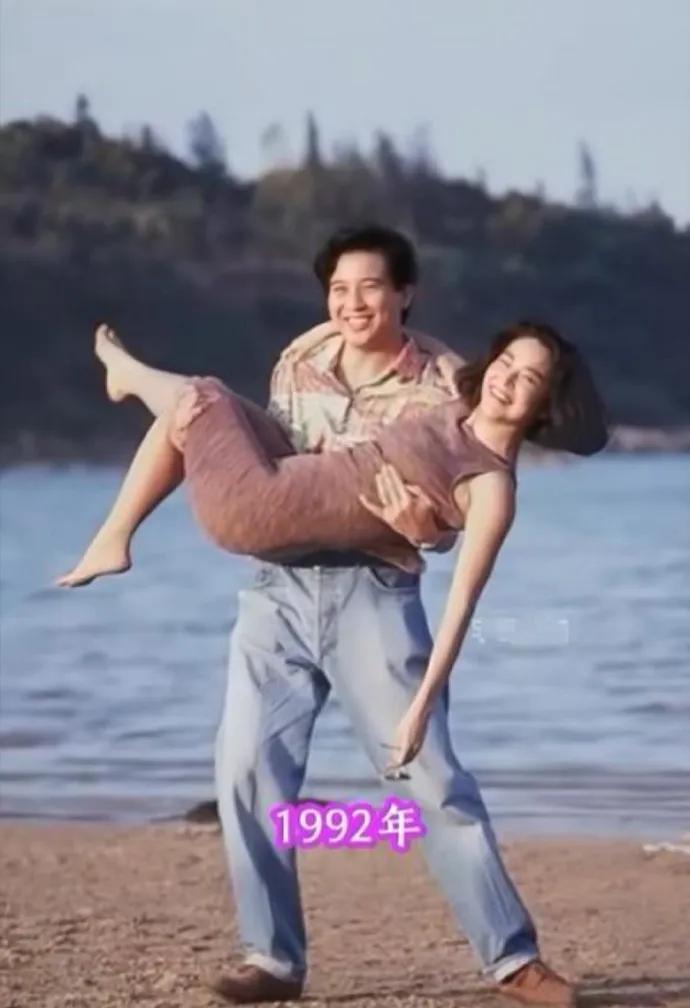 林青霞年轻的时候，曾经和秦汉谈过恋爱，看看两人在沙滩上玩闹的照片，林青霞笑得多娇