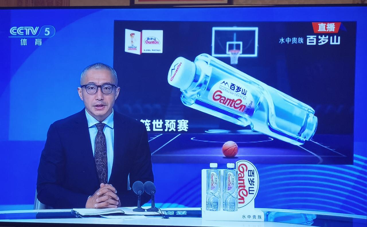 央视体育解说员有两个特殊人物，一个是于“指导”，总是以一个教练的口吻说话，一个是