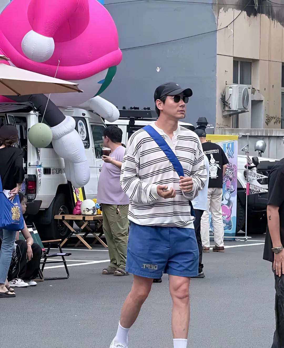 44岁张亮和寇静离婚9年，19岁天天身高冲到192cm，一家三口背同款包现身宋庄