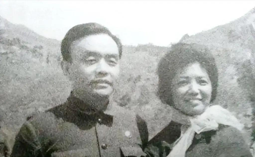 他烧掉所有手稿的那个下午，妻子静静递来火柴——火焰里，是半辈子音符在跳舞。
喜糖