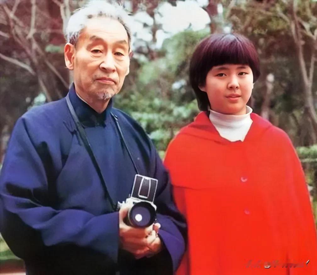 这是少女时期的王祖贤与世界摄影大师郎静山的一张合影老照片，拍摄于1980年。少女