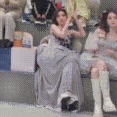 李小冉唐艺昕玩手机被审判 真没必要揪着这点小事了。现场录制时间长、流程又密，姐姐