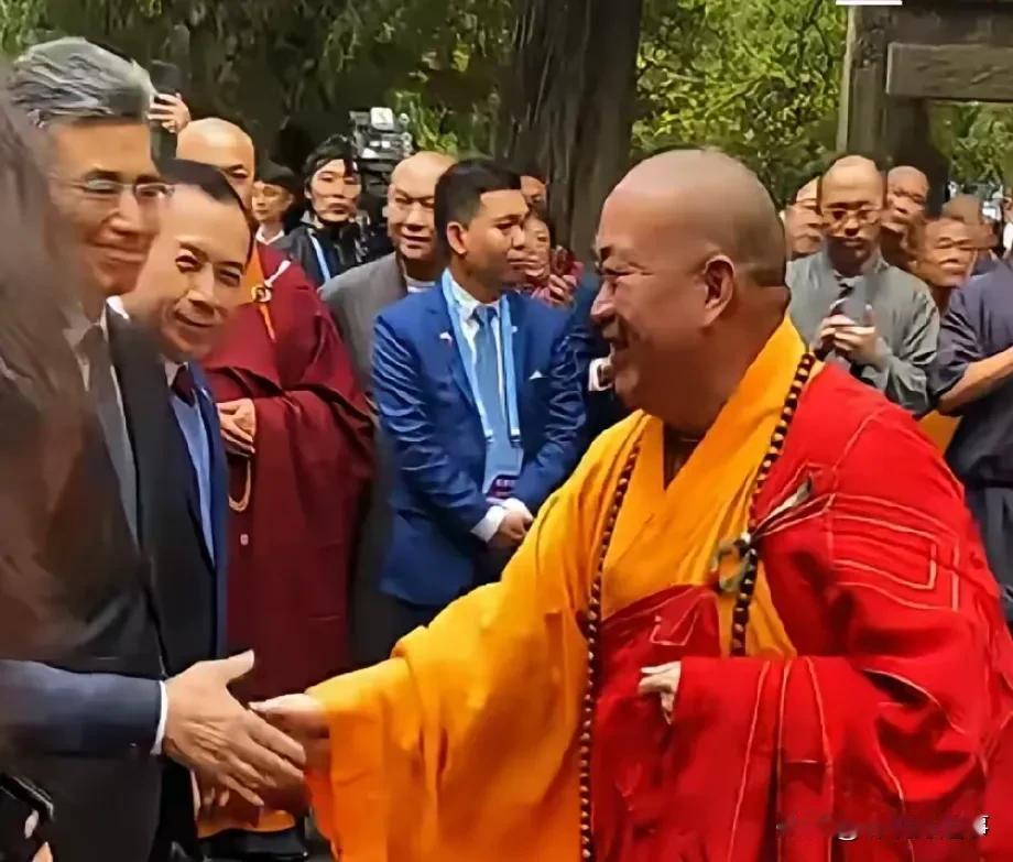 少林寺主持是个“得道高僧”，一件木棉袈裟就值十多万。自从他主持少林寺后，少林寺由