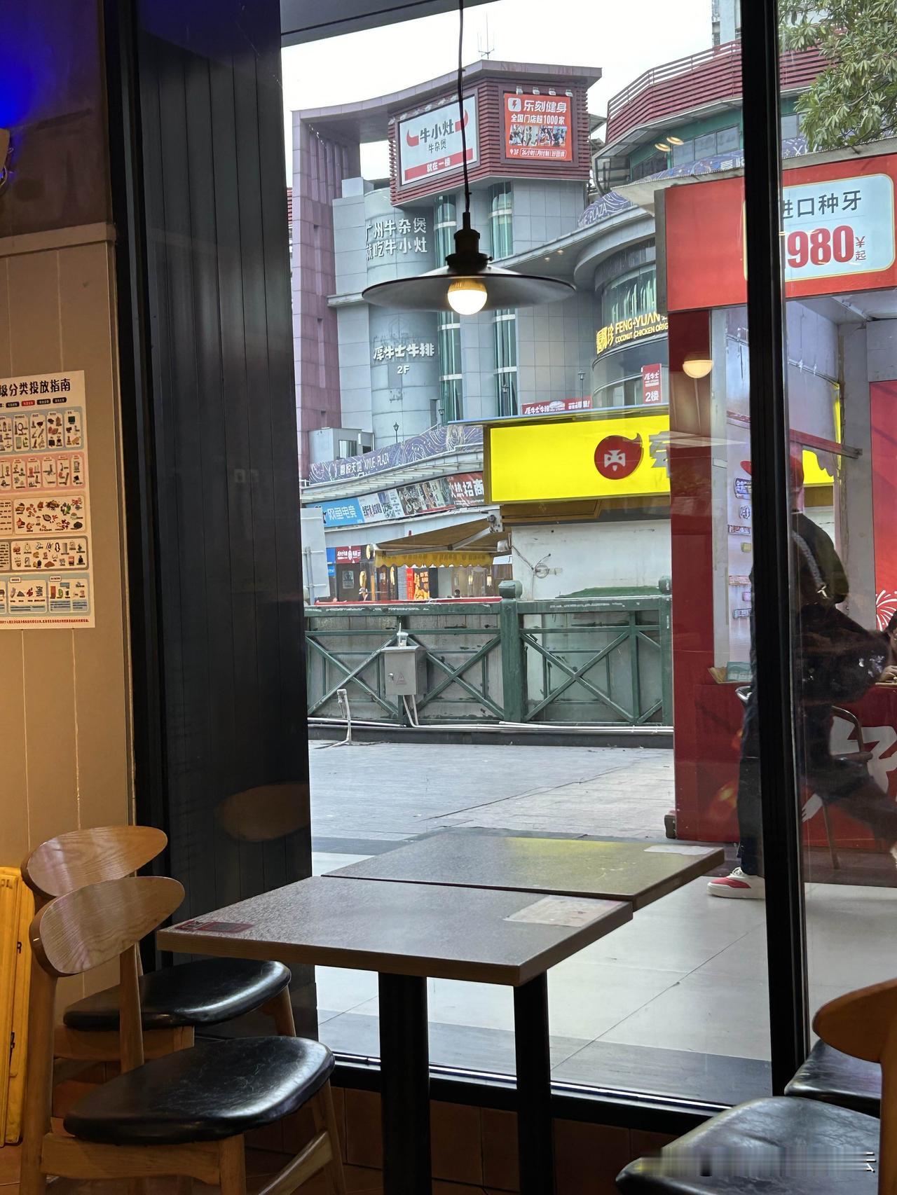 一个人吃什么样的饭，端什么样的碗，可能都是命中注定好了！

命里三尺，难求一仗！