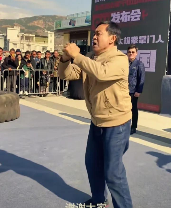 闪电五连鞭，马保国这套功夫具备实战能力吗？
提起闪电五连鞭，很多人第一时间想到网