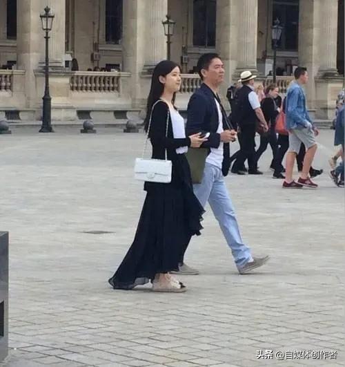 刘强东章泽天巴黎同框，无保镖压马路的松弛感，才是婚姻最舒服的模样
 
2026年