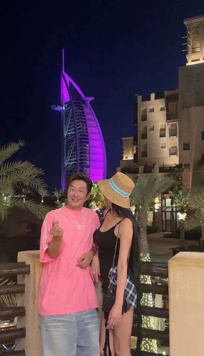 陈浩民岳父母含泪让票先救儿女 迪拜遇险仅两张机票，岳父母红着眼眶推儿女先走：“你