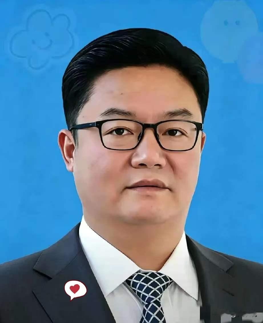 大半夜的，四川那边爆了个大雷。66岁的罗凉清被查了。这岁数本该在公园遛鸟，结果直