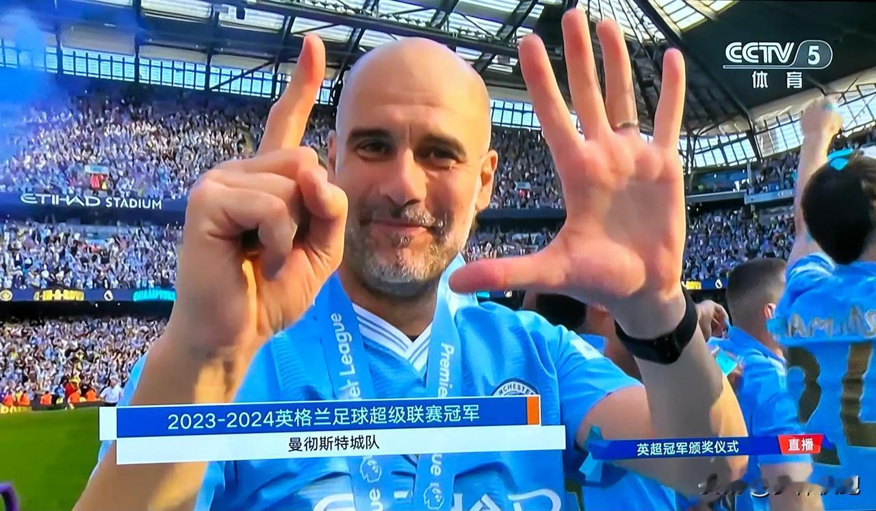 曼城伊蒂哈德球场变成蓝月亮的欢乐海洋，英超最后一轮3-1战胜西汉姆联队后，曼彻斯