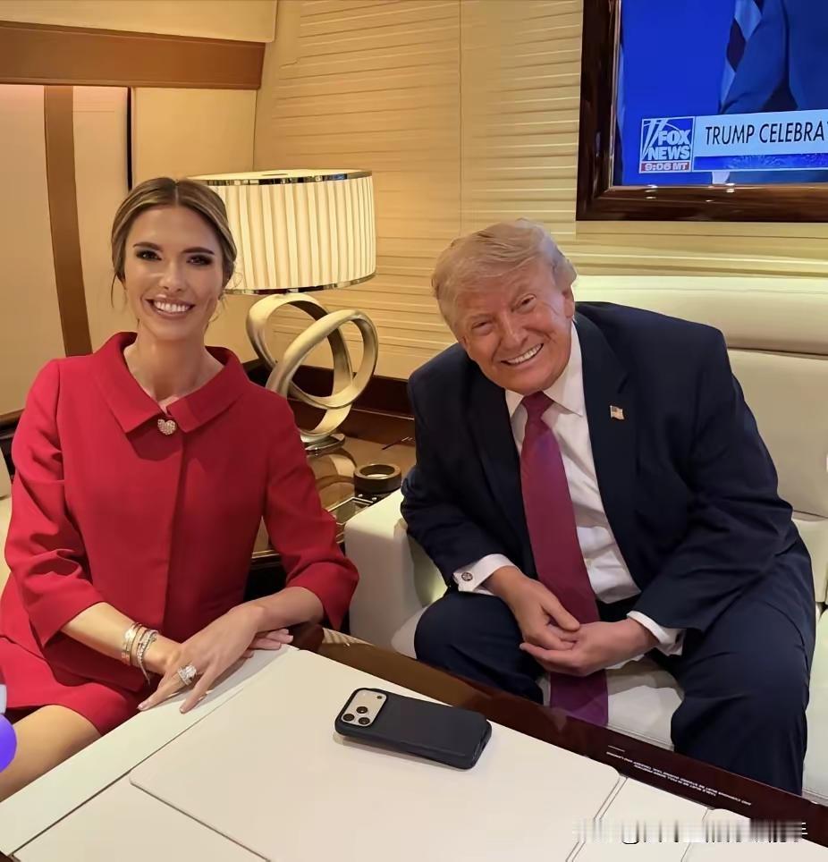 一、特朗普对二儿很满意：二儿媳劳拉·特朗普（Lara Trump）。
 
这张合