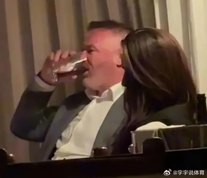 醉态尽显，鲁尼在曼彻斯特豪华酒店与神秘女子畅饮至凌晨。近日前曼联球星鲁尼在一场英