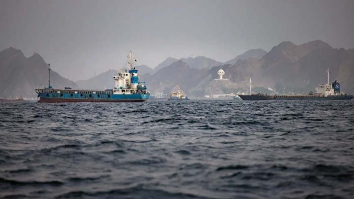 一名美国官员向 MS NOW 证实，霍尔木兹海峡阿曼海岸附近的货轮袭击事件系伊朗
