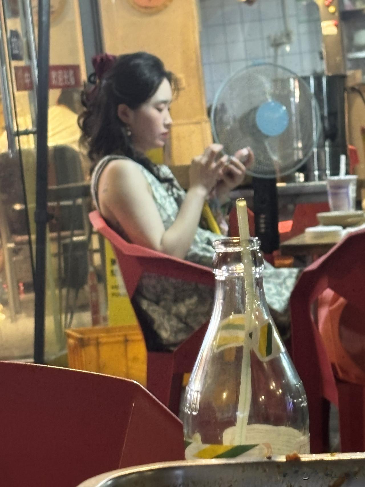 美女一个人吃烧烤……

太孤单了，勇气不佳，有自知之明，身材好，长得可以，看起来