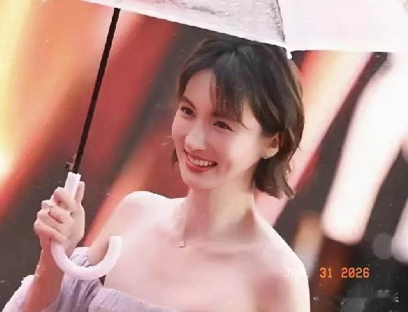 金晨红毯惊艳蜕变：伤痛后的美丽新生

金晨曾因意外驾车躲避小狗而面部受伤，紧急手