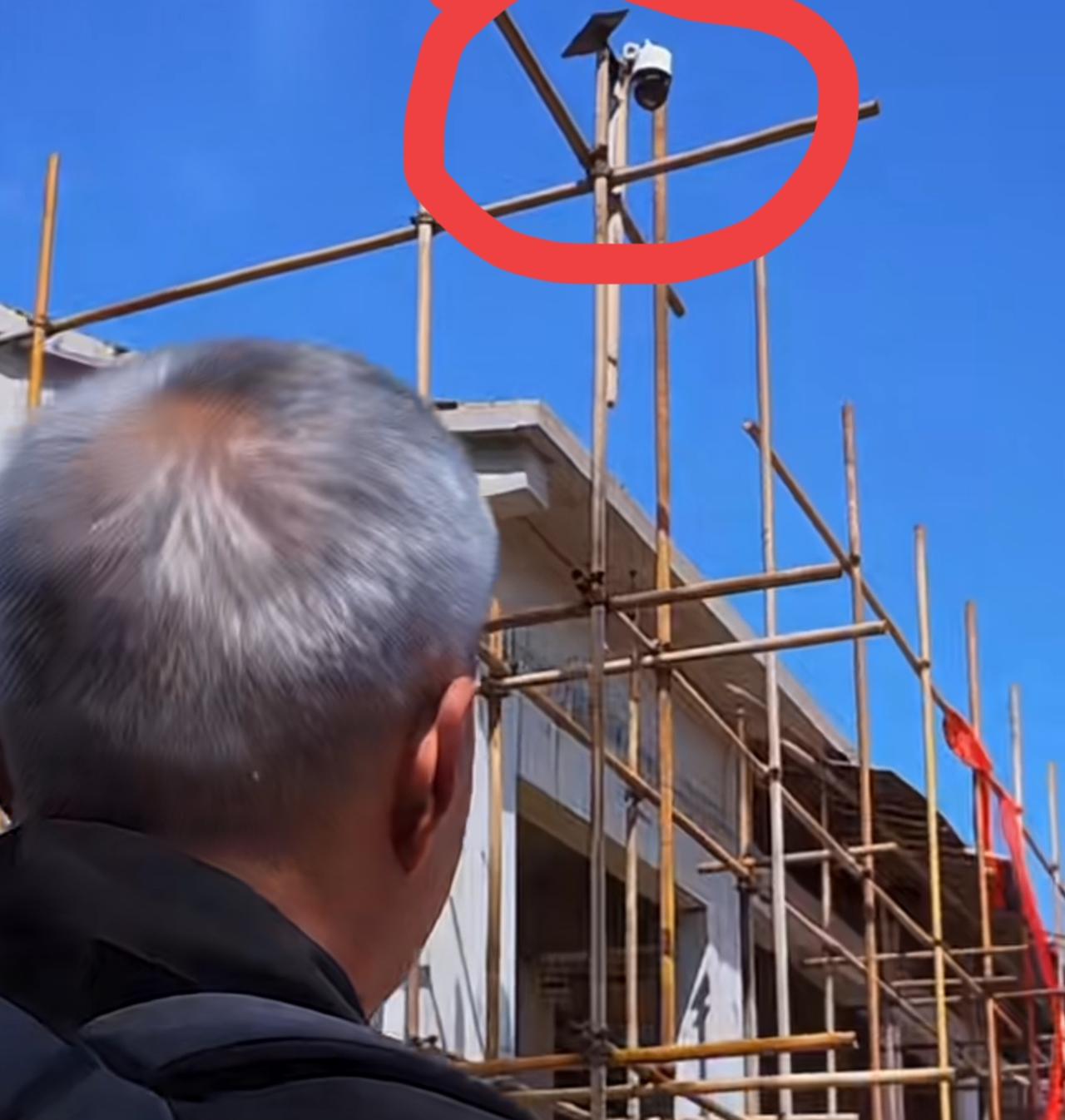 麦小登带爸爸从北京看病回来，发现自己家盖房的进度还是和以前一样，一点没动，问了大