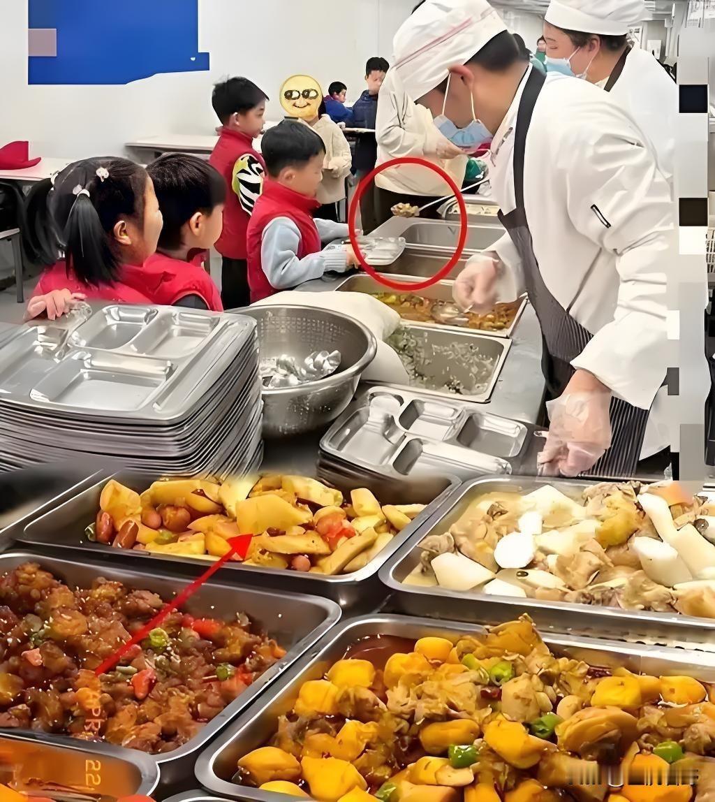 北京这次是真把那扇“暴利之门”给焊死了。
 
一纸令下：2027年底前，中小学把