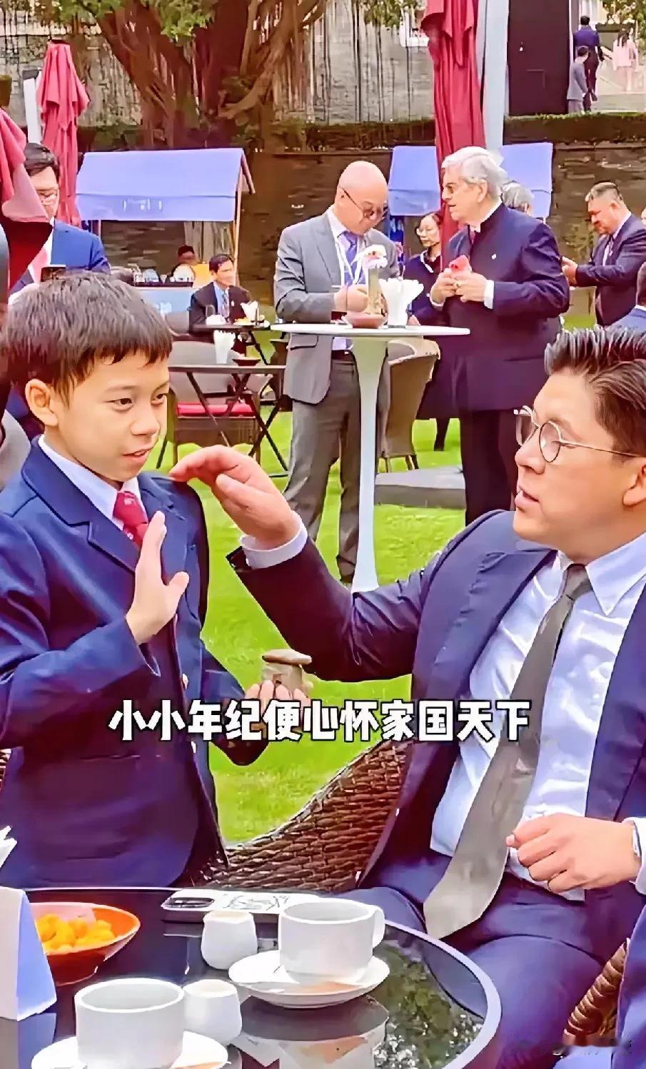为何霍中曦这么受家族重视？次子不压长孙的家庭地位，具象化了[赞][赞]关键是这隔