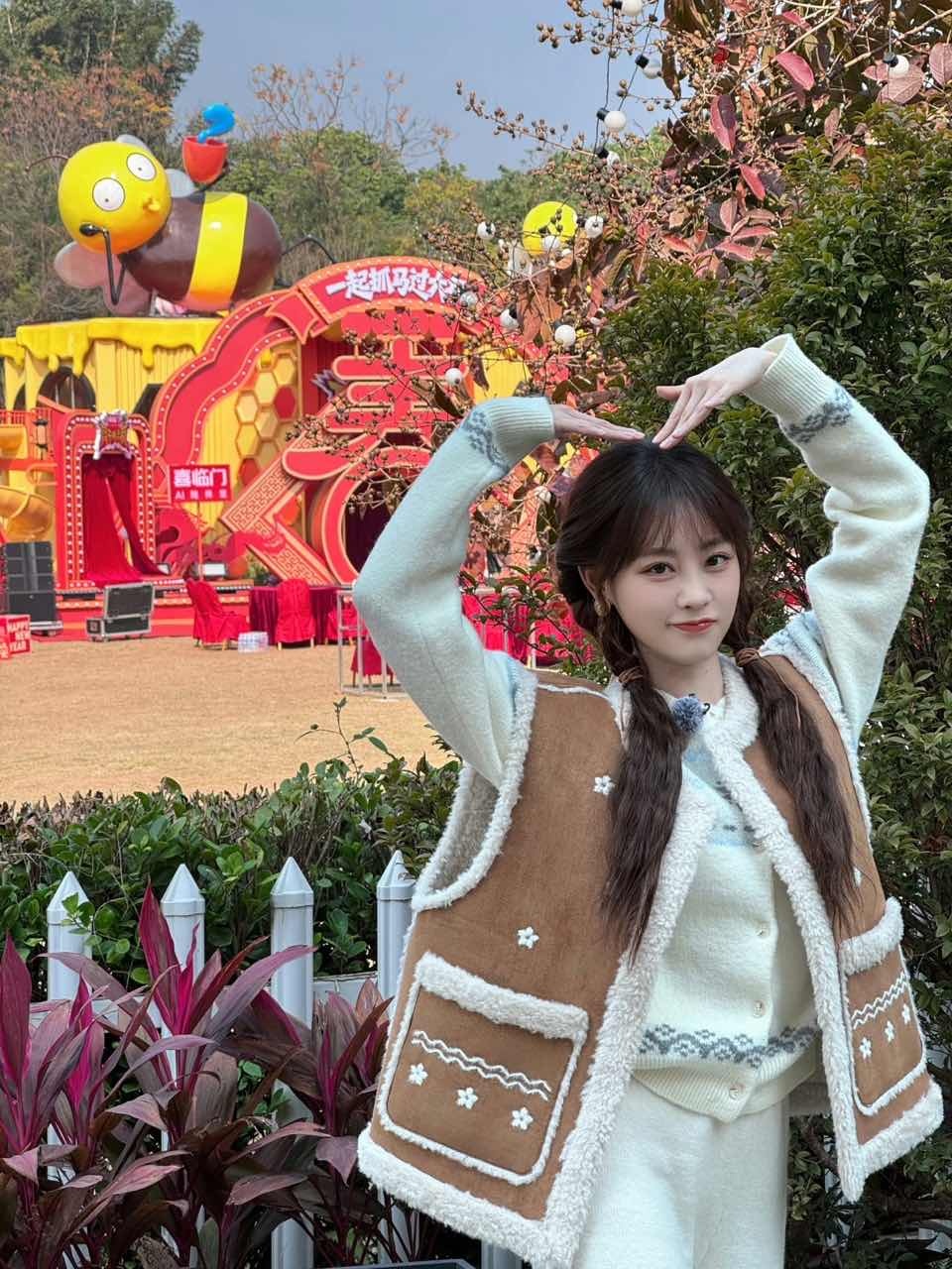 祝绪丹一亲嘴家里盆都端冒烟了不行了笑疯了，祝绪丹描述家里人看自己演戏亲嘴的画面太