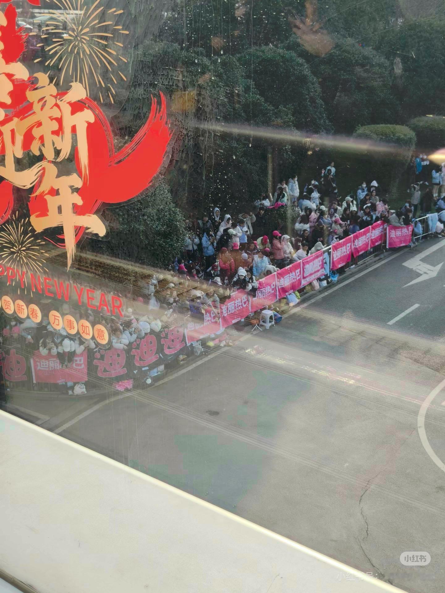 迪丽热巴今天的接机现场 