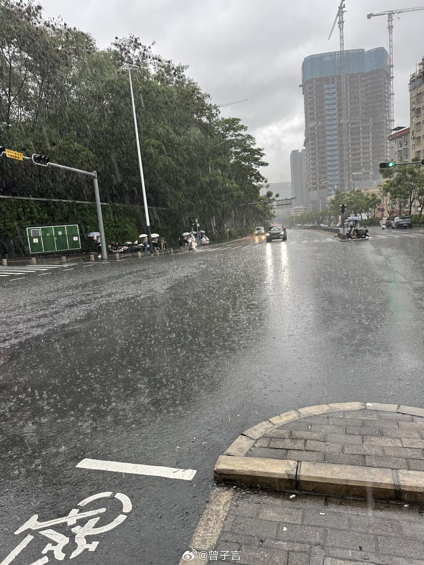 夏天一到，各种极端天气就来了。广西内涝，深圳暴雨，17 级台风也在蓄力 ...大