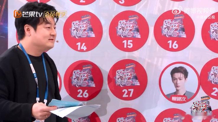 李雪琴秒答孟子义九重紫 问答接力中，孟子义照片一亮相，李雪琴秒回《九重紫》，这速