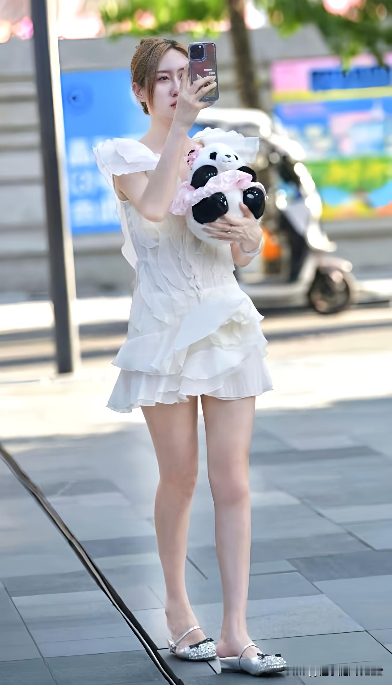 夏日甜美穿搭，白色连衣裙搭配可爱熊猫包，元气满满