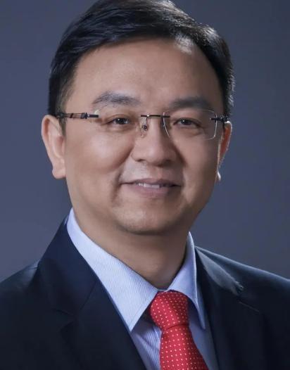 比亚迪总裁王传福15岁时，父母已相继离世。家中只剩下刚成年的哥哥、新婚不久的嫂子
