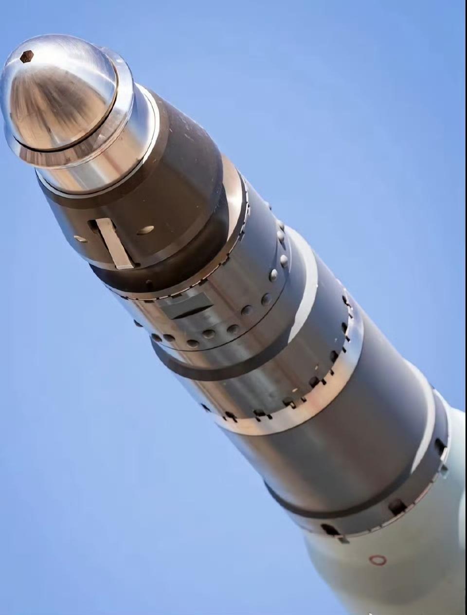 我就问问，战斗机这加油管你说够不够粗！威猛不？

加油杆为刚性金属管，末端接口直