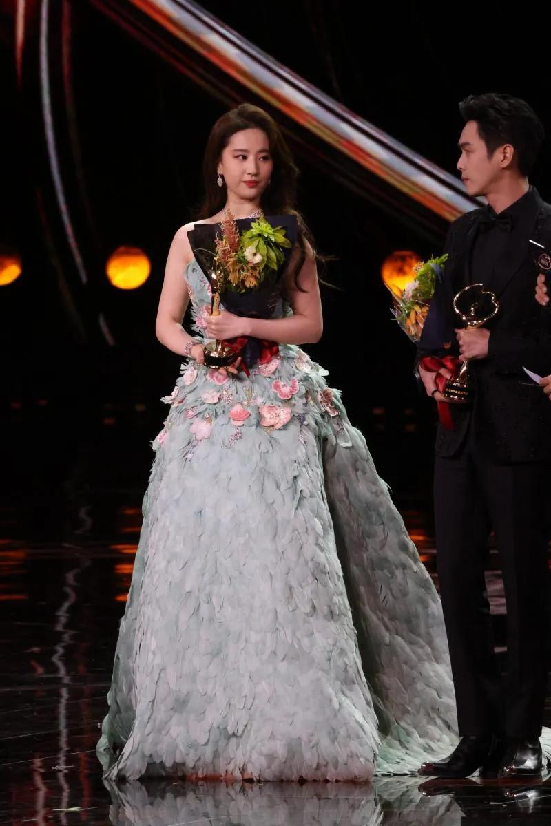 当神仙姐姐，遇到了小范大人！帅哥美女，画面温馨，感觉都能脑补一部剧了！好期待他俩