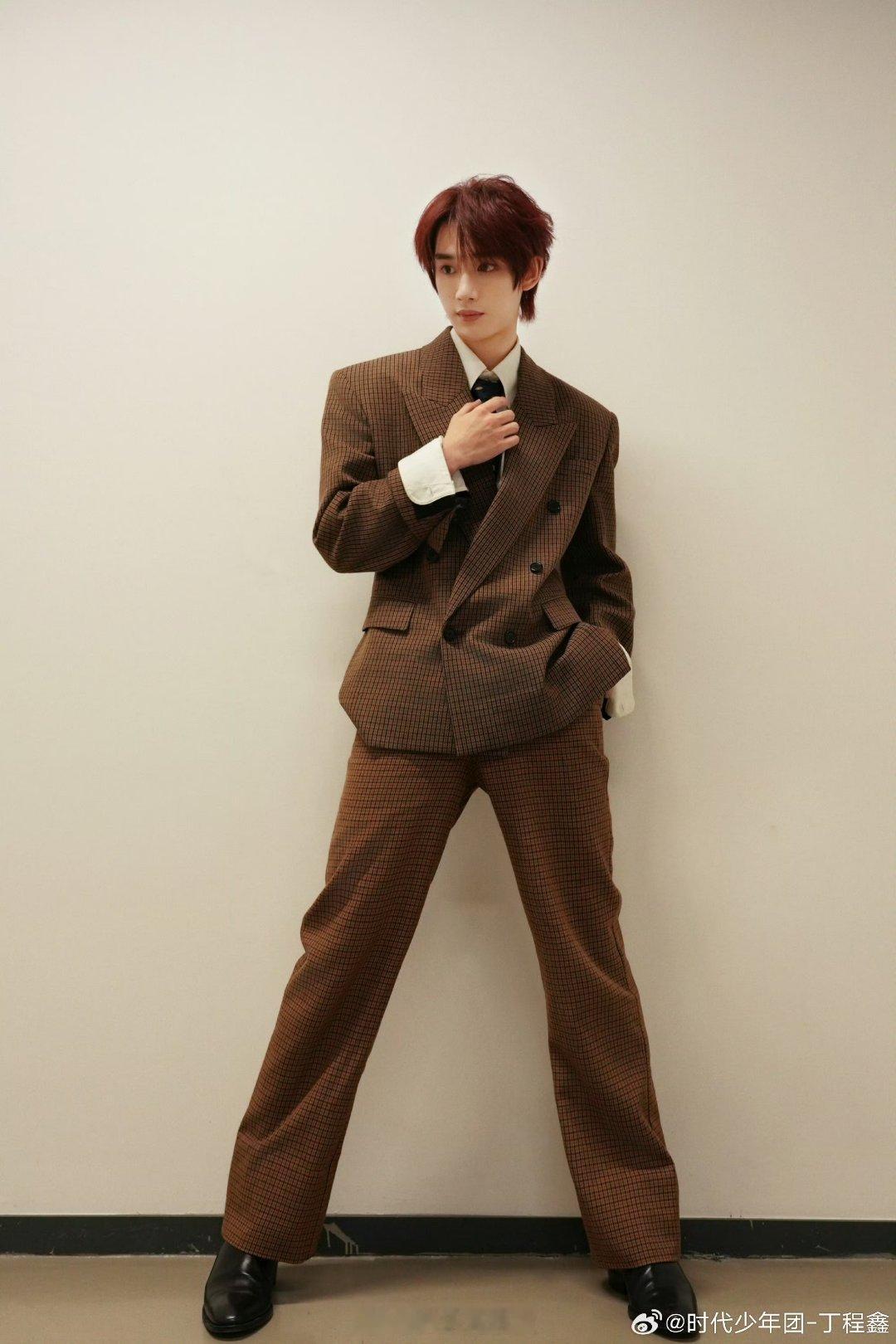 丁程鑫唱跳歌手的自觉你好星期六丁程鑫一跳舞就自带BGM！下意识唱出歌词，唱跳歌手