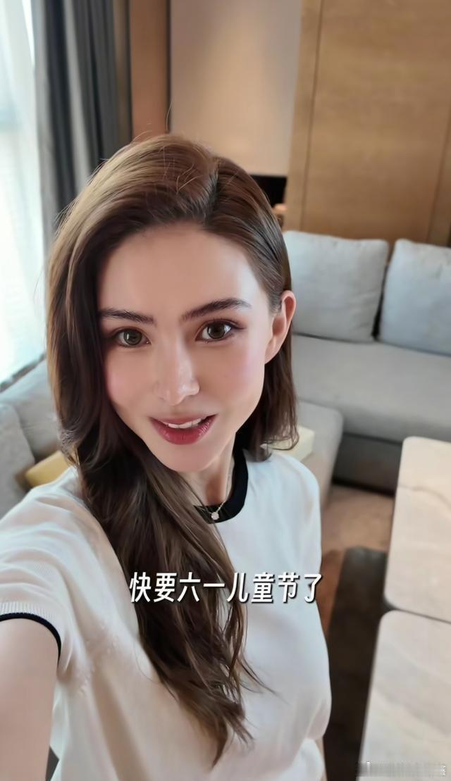 昆凌在泰国忙前忙后，给儿女准备六一礼物，一脸软甜好温柔，天王周杰伦也陪在身边 