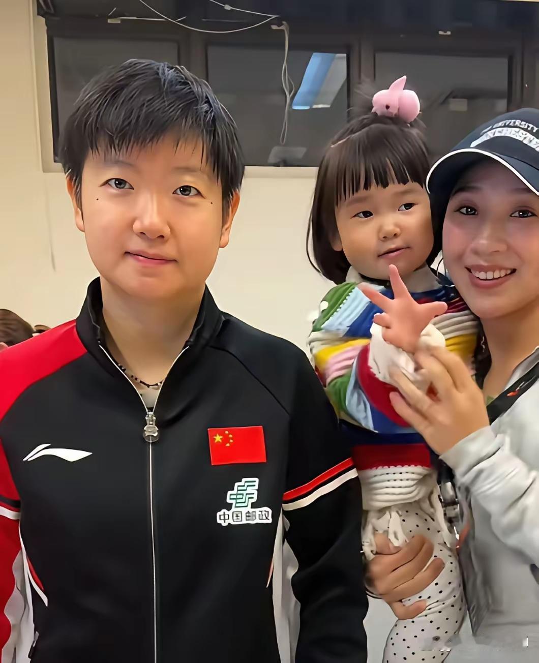 这是孙颖莎和黄振庭女儿合影，看后不禁哑然失笑，诗曰：
莎莎号孙大圣
黄振庭称大圣