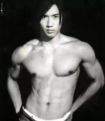 【来自投稿】80年代的新加坡摄影师陈传多。他出生于1966年，近年来因为冻龄的外