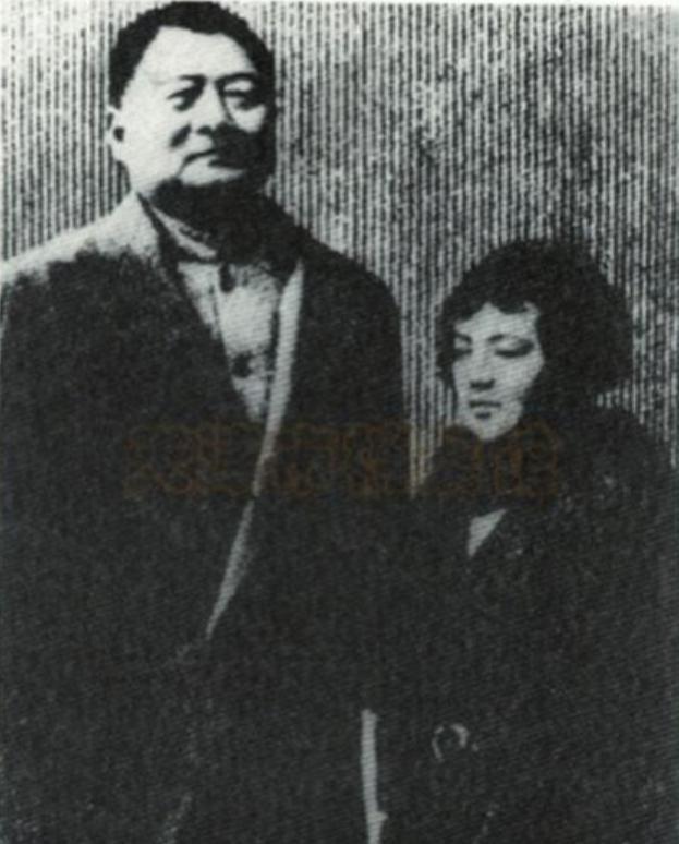吉鸿昌被枪决以后，他的妻子胡红霞卖掉所有的资产赎回了尸体，却发现丈夫口袋中有个纸
