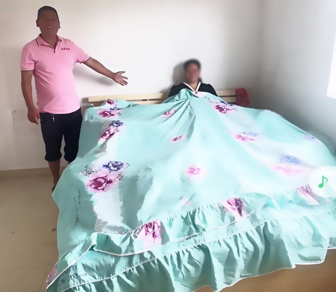 刷到一个视频，一对夫妻生了10个娃
9女1男，丈夫骄傲的表示这是妻子为他打下的江