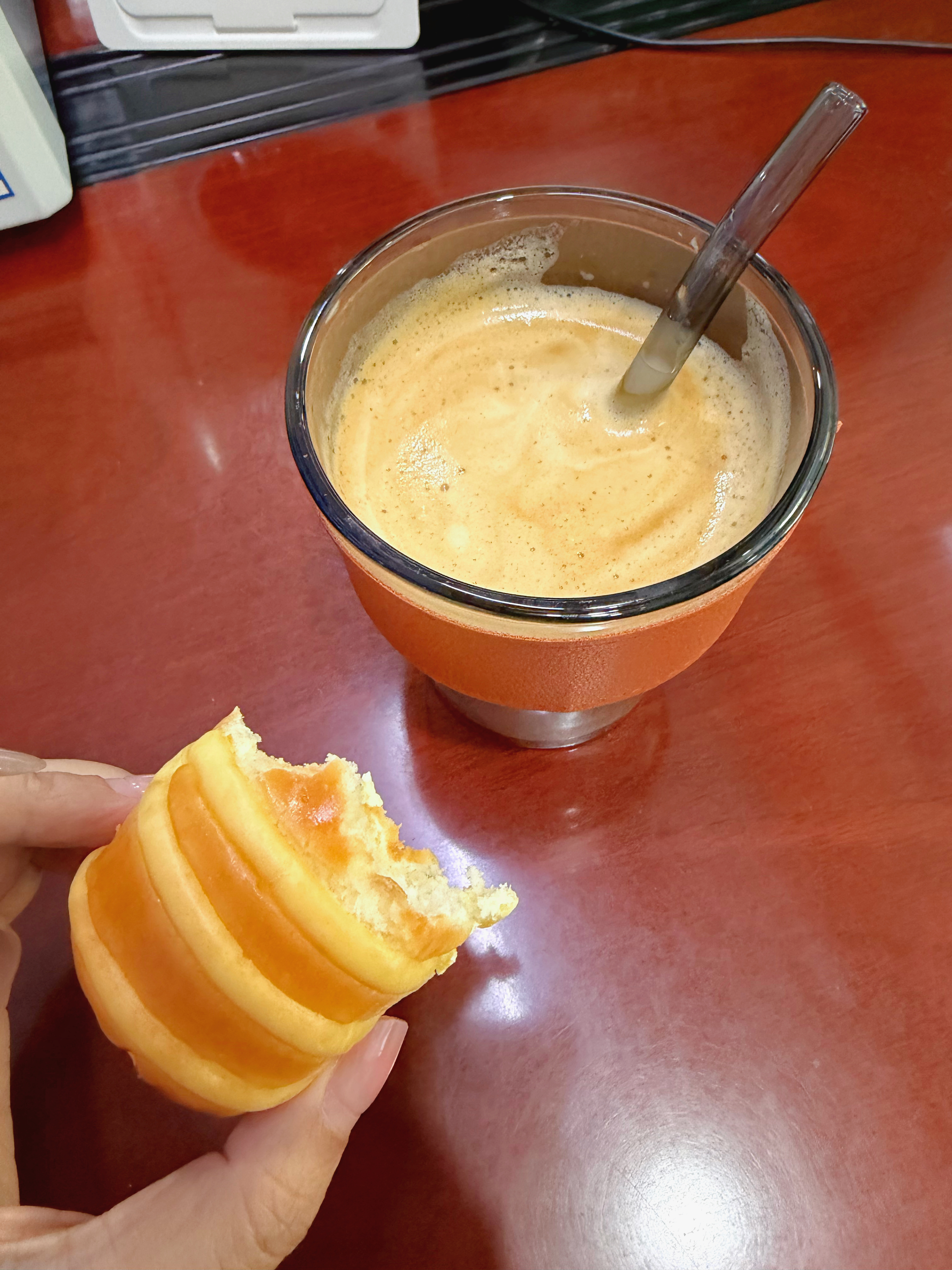 今日早餐，同事给我现磨的拿铁，太苦了，日子都没这么苦过[捂嘴哭] ​​​