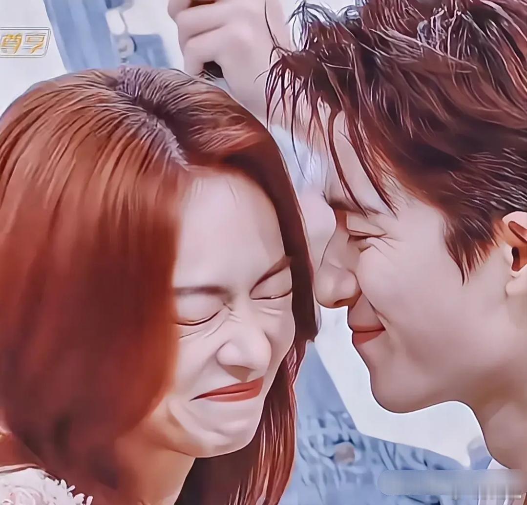 《你好星期六》预告片段里，拉开板子的一瞬间两人四目相对，吴谨言的鼻子还碰到了王星