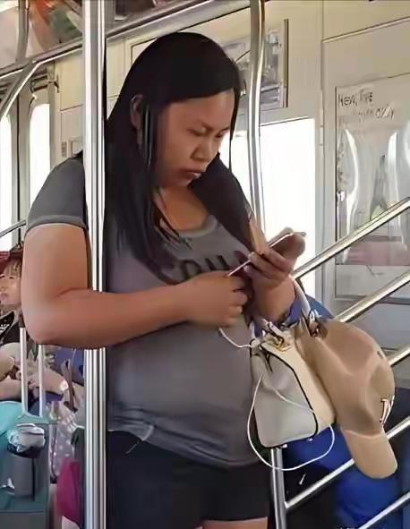 可怜的凤姐！
才40岁的年龄，己经是妥妥的‘美国穷人肥’。
当初没去美国多好，至