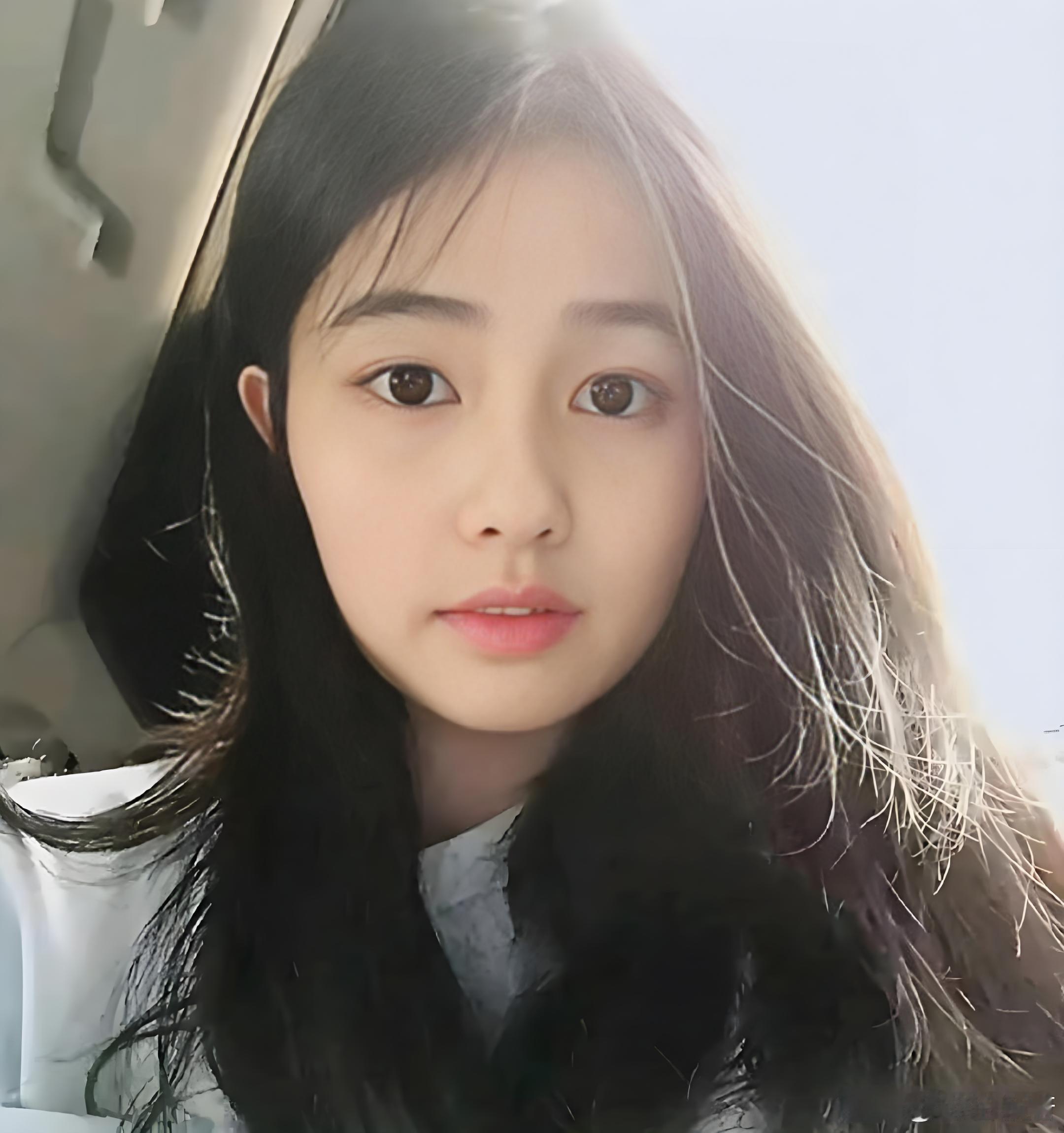 白鹿刚出道的时候特别清纯邻家，对比现在真的是红气养人 