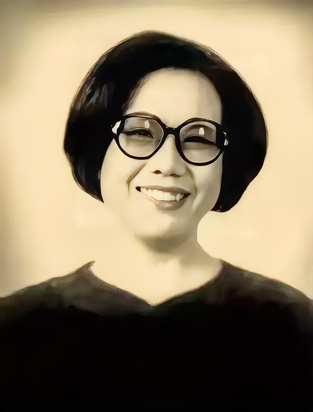 1942年，著名女作家沉樱正怀3胎时，得知丈夫把全部家当了3万块，拿去给戏子赎身